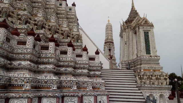 Thailand D-2: Berburu Candi, Bunga Goreng, dan Kalap Belanja di Bangkok (8)