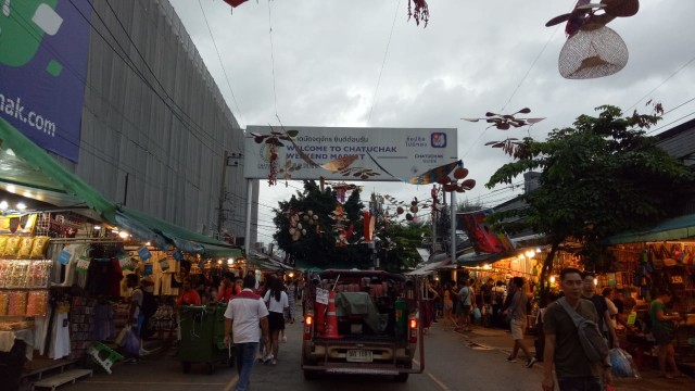 Thailand D-2: Berburu Candi, Bunga Goreng, dan Kalap Belanja di Bangkok (20)