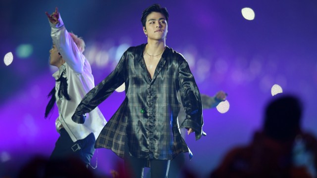 Penampilan dari grup band Korea iKON pada Upacara Penutupan Asian Games ke-18 Tahun 2018 di Stadion Utama GBK, Senayan, Jakarta, Minggu (2/9). (Foto: Antara/INASGOC/Wahyudin)