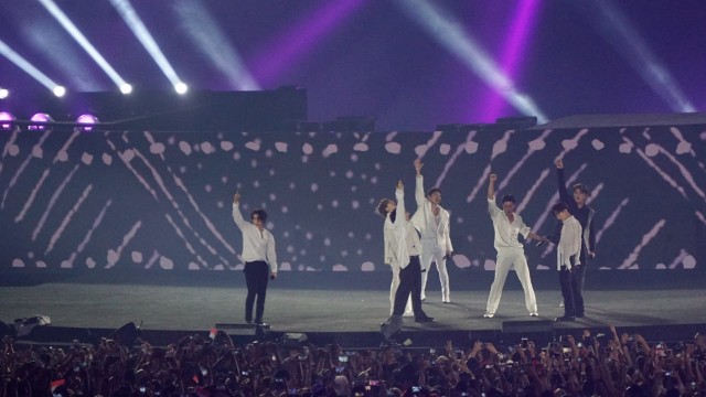 Penampilan dari grup band Korea Super Junior pada Upacara Penutupan Asian Games ke-18 Tahun 2018 di Stadion Utama GBK, Senayan, Jakarta, Minggu (2/9). (Foto: Fanny Kusumawardhani/kumparan)