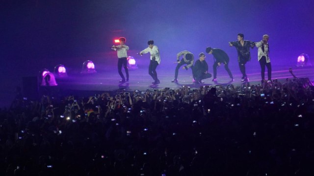 Penampilan dari grup band Korea iKON pada Upacara Penutupan Asian Games ke-18 Tahun 2018 di Stadion Utama GBK, Senayan, Jakarta, Minggu (2/9). (Foto: Fanny Kusumawardhani/kumparan)
