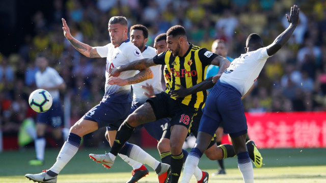 Andre Gray diadang beberapa pemain Spurs. (Foto: REUTERS/David Klein)