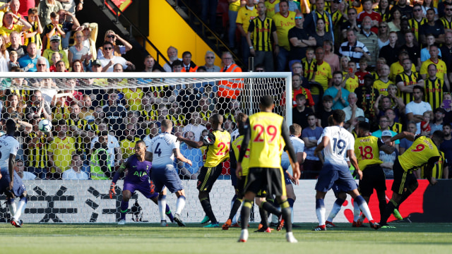 Proses terciptanya gol Troy Deeney ke gawang Spurs. (Foto: Reuters/Matthew Childs)