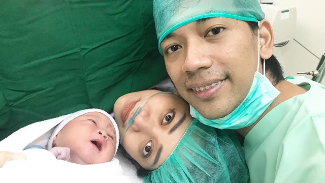 Rian 'D'Masiv' foto bersama istrinya usai melahirkan. (Foto: instagram @rianekkypradipta)
