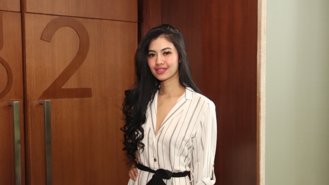 Adik Julia Perez, Della Wulan alias Della Perez, saat peluncuran debut film perdananya 'Jejak Cinta'. (Foto: Munady)