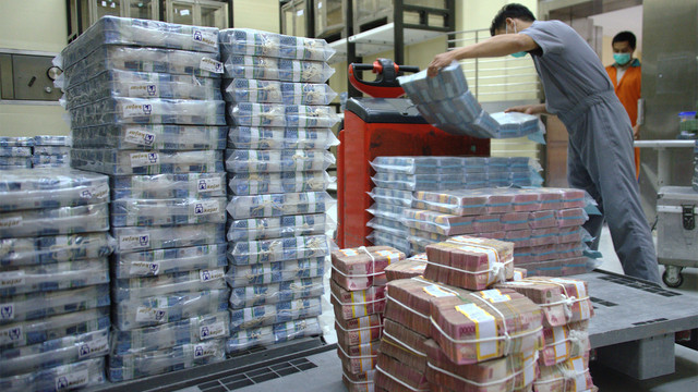 Petugas Bank menyiapkan uang kertas rupiah untuk ATM dan kantor cabang di Jakarta. (Foto: AFP PHOTO / Bay Ismoyo)