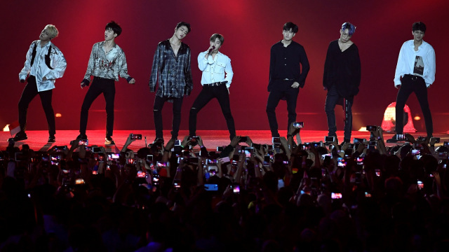 Penampilan iKON, boy band asal Korea Selatan pada Upacara Penutupan Asian Games ke 18, tahun 2018 di Stadion Utama Gelora Bung Karno (GBK), Senayan, Jakarta, Minggu (2/9). Foto: Antara/INASGOC/Puspa Perwitasari