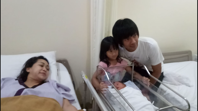 Rian D'Masiv dan putra keduanya di RSIA Asih. (Foto: Ainul Qalbi/kumparan)
