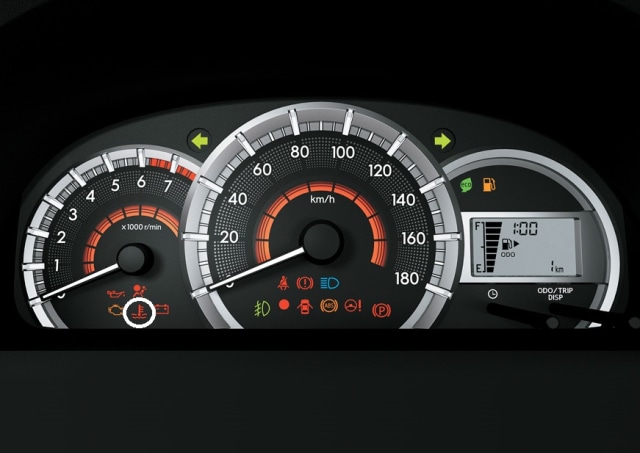 Indikator suhu mesin Toyota Avanza yang dilingkari putih. (Foto: dok. Toyota)