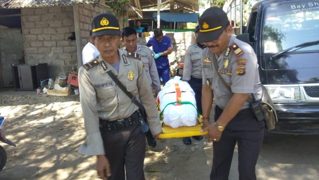 Evakuasi jenazah turis asal Inggris yang ditemukan meninggal dunia di kolam renang di Villa di Nusa Lembongan, Klungkung, Bali, Senin (3/9).  (Foto: Dok Humas Polres Klungkung)