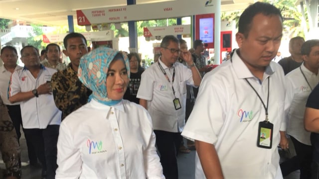 Direktur Utama PT Pertamina (Persero) Nicke Widyawati Kunjungi SPBU Kuningan, Senin (3/9). (Foto: Abdul Latif/kumparan)
