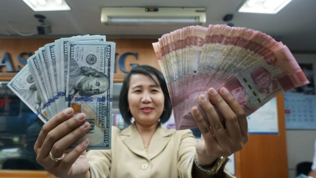 Ilustrasi uang Dolar Amerika Serikat dan rupiah. (Foto: Nugroho Sejati/kumparan)
