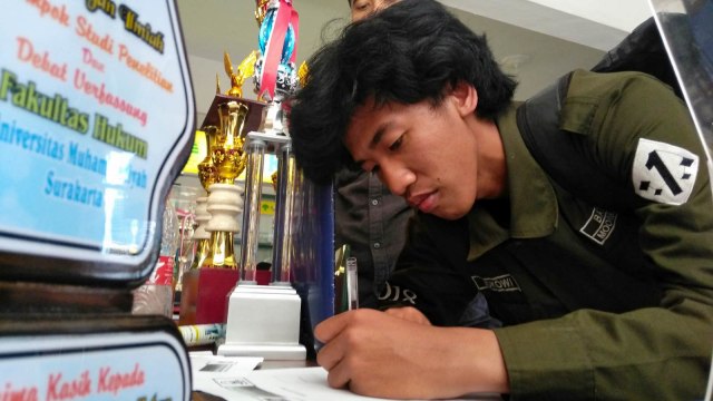 Dimaz Pratama Wijaya asal Batam yang mirip Jokowi (Foto: Arfiansyah Panji Purnandaru/kumparan)