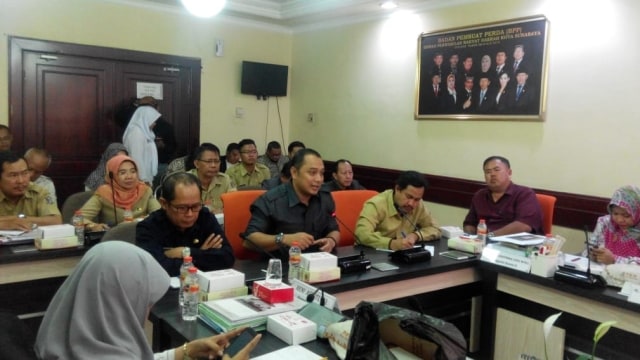 Pemerintah Kota Surabaya bahas rencana peningkatan gaji guru swasta menjadi UMR. (Foto: Phaksy Sukowati/kumparan)