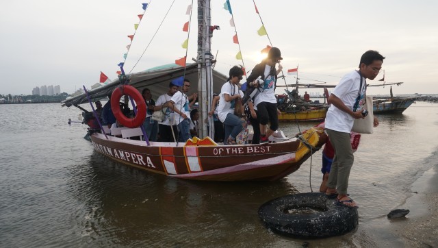 Para peserta menaiki perahu di Pantai Lagoon  (Foto: Irfan Adi Saputra/kumparan)