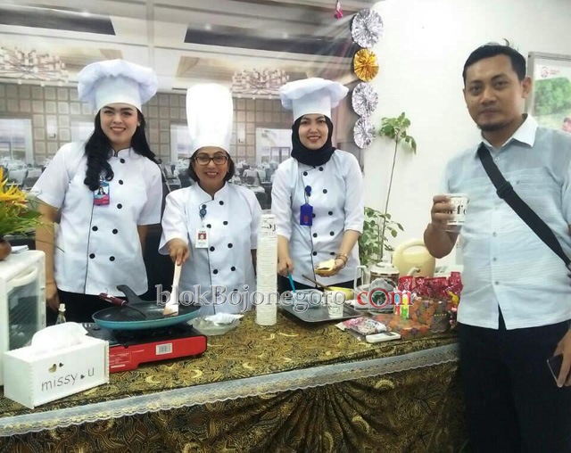 Karyawan Bank di Bojonegoro Kenakan Seragam Koki untuk Layani Nasabah
