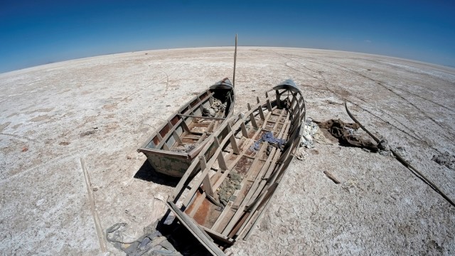 Kekeringan akibat perubahan iklim di Danau Poopo, Departemen Oruro, Bolivia. (Foto: Reuters/David Mercado)
