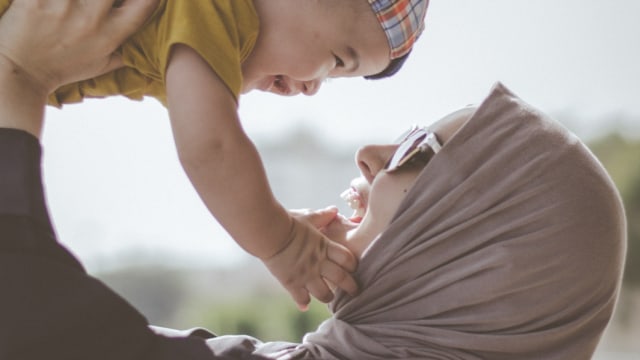 Ilustrasi Ibu Berhijab dan Anaknya (Foto: Unsplash)