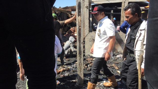 Ridwan Kamil (tengah) tinjau kebakaran di Pasar Gede Bage Bandung, Selasa (4/9). (Foto: Iqbal Tawakal Lazuardi Siregar/kumparan)