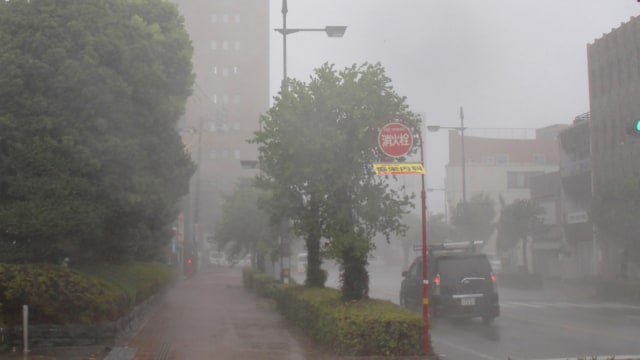 Hujan deras dan angin yang disebabkan oleh Topan Jebi menghantam kota Tokushima di Prefektur Tokushima, Selasa (4/9/2018). (Foto: JIJI PRESS/AFP)