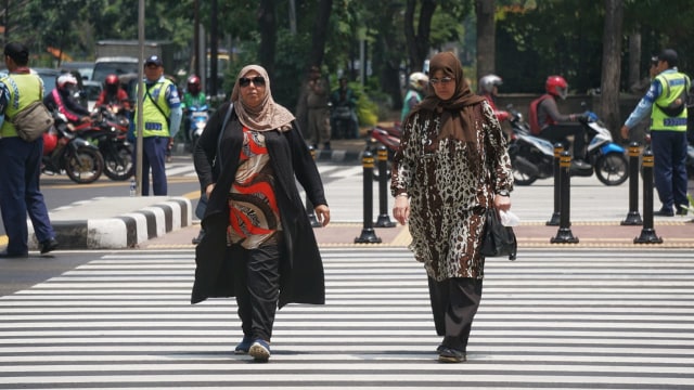 Ilustrasi Menyeberang Jalan | Foto: Jamal Ramadhan/kumparan