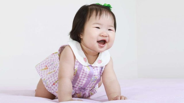 Stimulasi Bayi Merangkak, Berdiri, dan Merambat