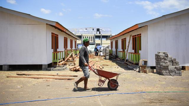Pekerja menyelesaikan pembangunan hunian untuk korban gempa bumi di Desa Gondang, Lombok Utara, NTB, Selasa (4/9/2018). Foto: ANTARA FOTO/Ahmad Subaidi