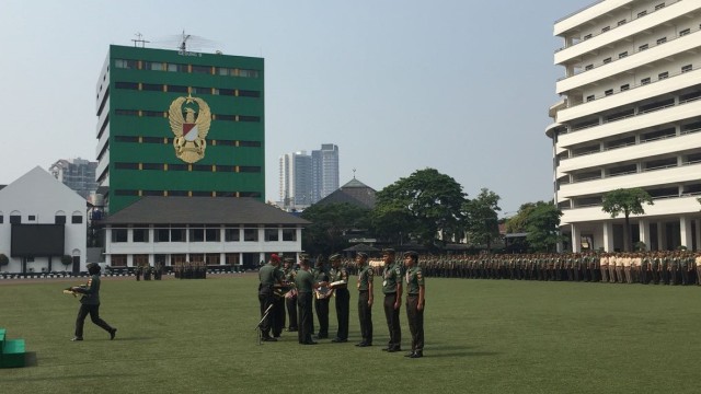 Prosesi pemberian piagam dan hadiah kepada Babinsa berprestasi dan anggota TNI AD peraih medali di Asian Games. (Foto: Ferry Fadhlurrahman/kumparan)