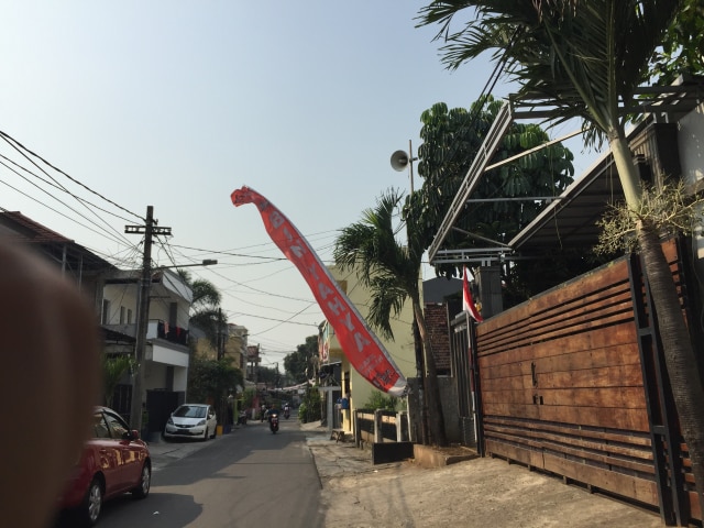 Umbul-umbul besar bertuliskan nama Habib Usman di Jl Kampung Melayu Besar, Jakarta Timur (Foto: M. Lutfan Darmawan/kumparan)