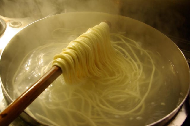Merebus udon (Foto: Flickr/Kei Shuji)
