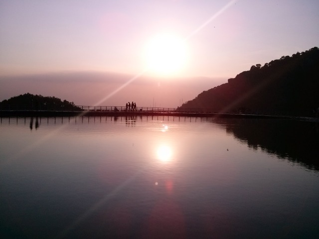 Senja di Embung Nglanggeran (Foto: Wikimedia Commons)