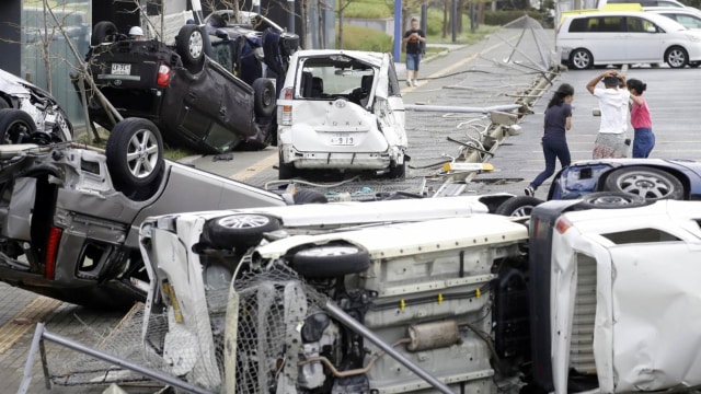 Kenderaan terbalik dan hancur akibat Topan jebi di Midosuji, Osaka. (Foto: Mandatory credit Kyodo/via REUTERS ATTENTION EDITORS)