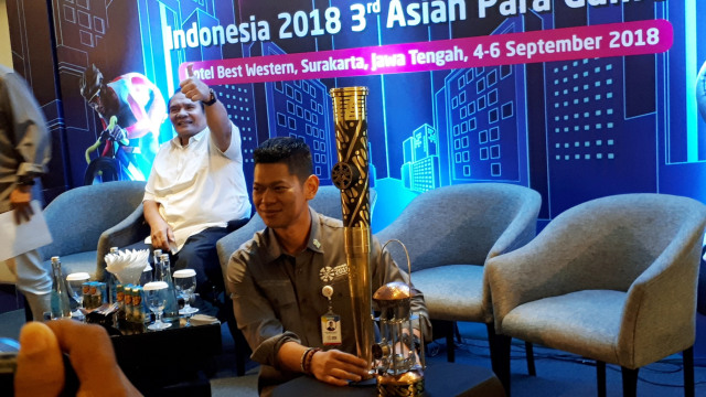 Ketua INAPGOC, Raja Sapta Oktohari (kanan), memperkenalkan obor yang akan digunakan selama torch relay Asian Para Games 2018, pada acara Media Gathering di Solo, Selasa (4/9). (Foto:  Karina Nur Shabrina/kumparan)