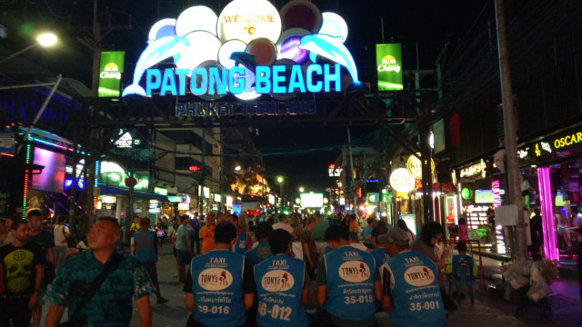 Menengok Kehidupan Malam di Bangla Street, Phuket
