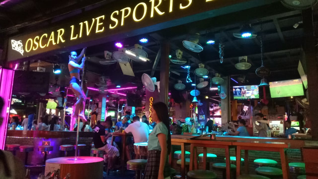 Menengok Kehidupan Malam di Bangla Street, Phuket (19)