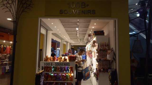 Menengok Kehidupan Malam di Bangla Street, Phuket (17)