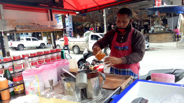 Menengok Kehidupan Malam di Bangla Street, Phuket (18)