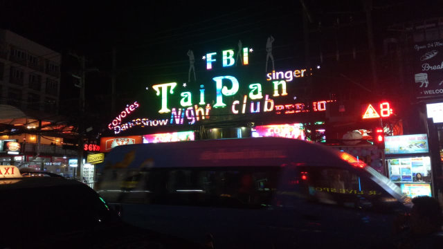Menengok Kehidupan Malam di Bangla Street, Phuket (22)