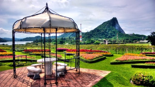 Menengok Kehidupan Malam di Bangla Street, Phuket (5)