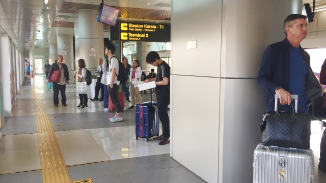 Penumpang menunggu skytrain Bandara Soekarno Hatta (Foto: Helinsa Rasputri/kumparan)