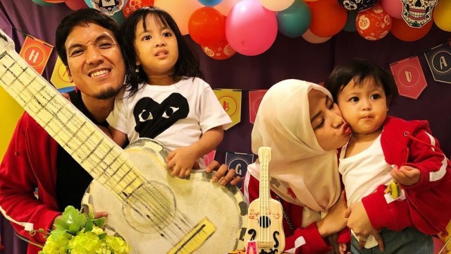 Desta dan keluarga. (Foto: Instagram @desta80s)