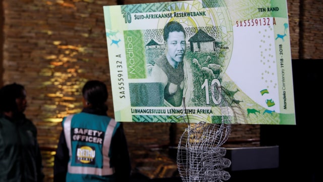 Ilustrasi Rand, mata uang Afrika Selatan. (Foto: AFP/Phill Magakoe)