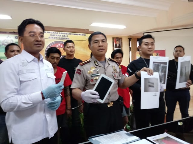 3 Tersangka kasus pembunuhan di Munggu, Mengwi, Badung diamankan Polres Badung, Rabu (5/9). (Foto: Cisilia Agustina Siahaan/kumparan)