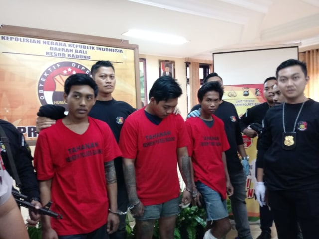 3 Tersangka kasus pembunuhan di Munggu, Mengwi, Badung diamankan Polres Badung, Rabu (5/9). (Foto: Cisilia Agustina Siahaan/kumparan)