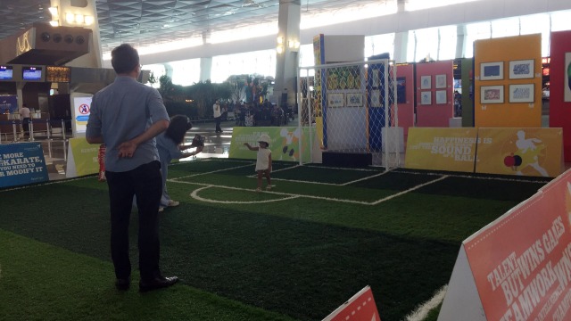 Pengunjung berfoto di Sports Corner Bandara Soekarno-Hatta (Foto: Helinsa Rasputri/kumparan)