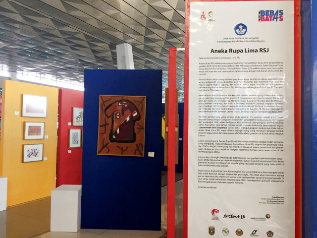 Pameran seni rupa bebas batas di Bandara Soekarno-Hatta (Foto: Helinsa Rasputri/kumparan)