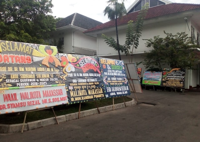 Ratusan Karangan Bunga Tiba di Rumah Jabatan Gubenur Sulsel