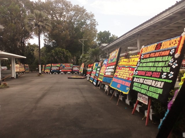 Ratusan Karangan Bunga Tiba di Rumah Jabatan Gubenur Sulsel (1)