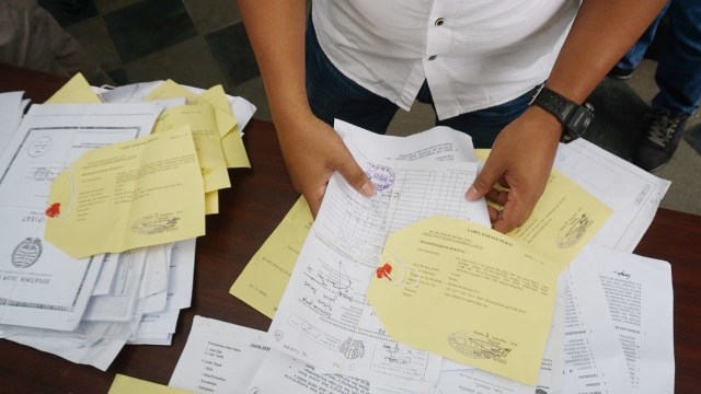 Sejumlah dokumen sebagai barang bukti dalam konferensi pers tentang dua kasus mafia tanah di Main Hall Polda Metro Jaya, Jakarta, Rabu (05/09/2018). Foto: Jamal Ramadhan/kumparan