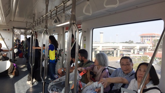 Penumpang Skytrain di Bandara Soekarno-Hatta (Foto: Helinsa Rasputri/kumparan)